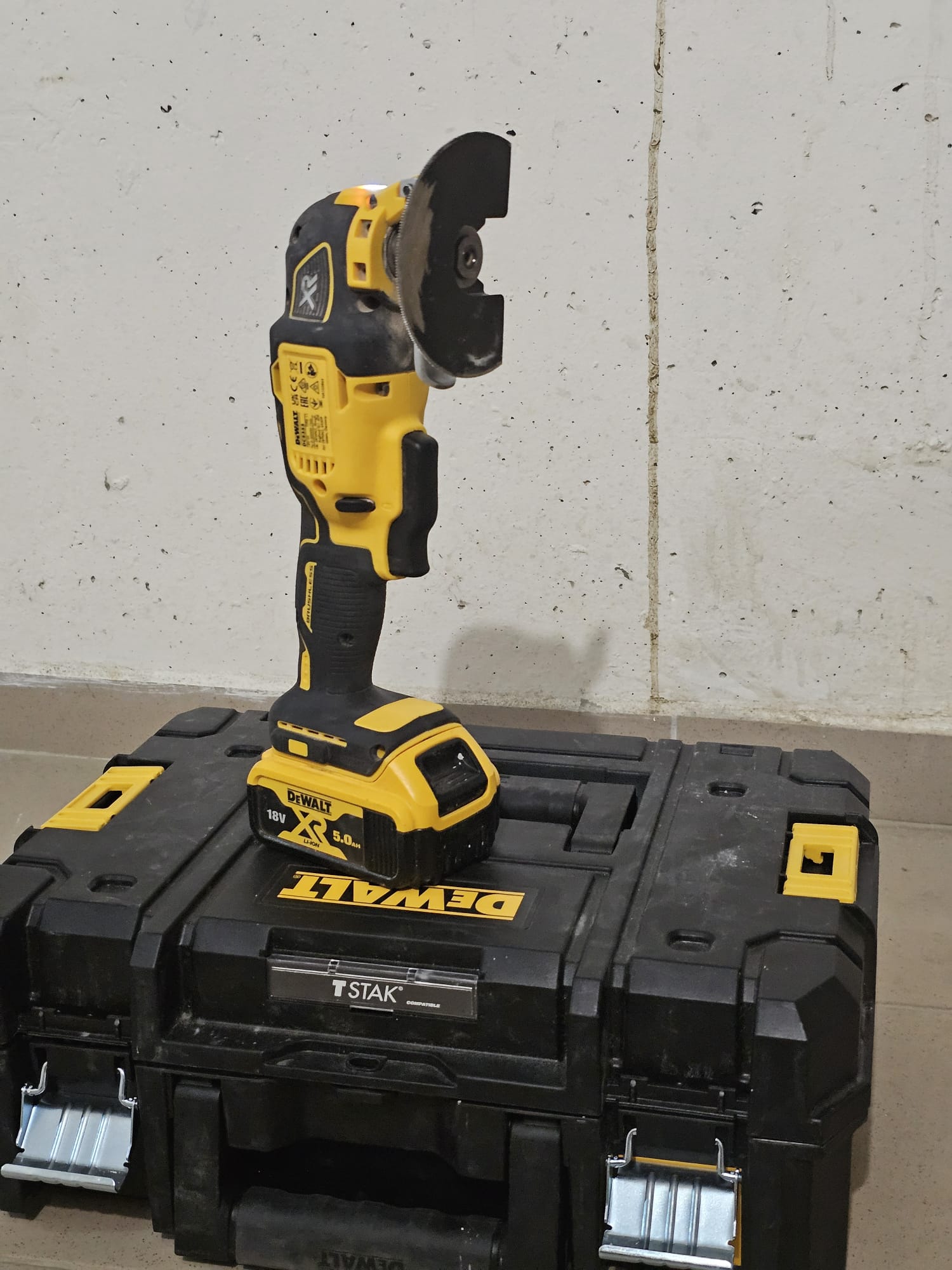 Oscilačná brúska DeWalt DCS355N