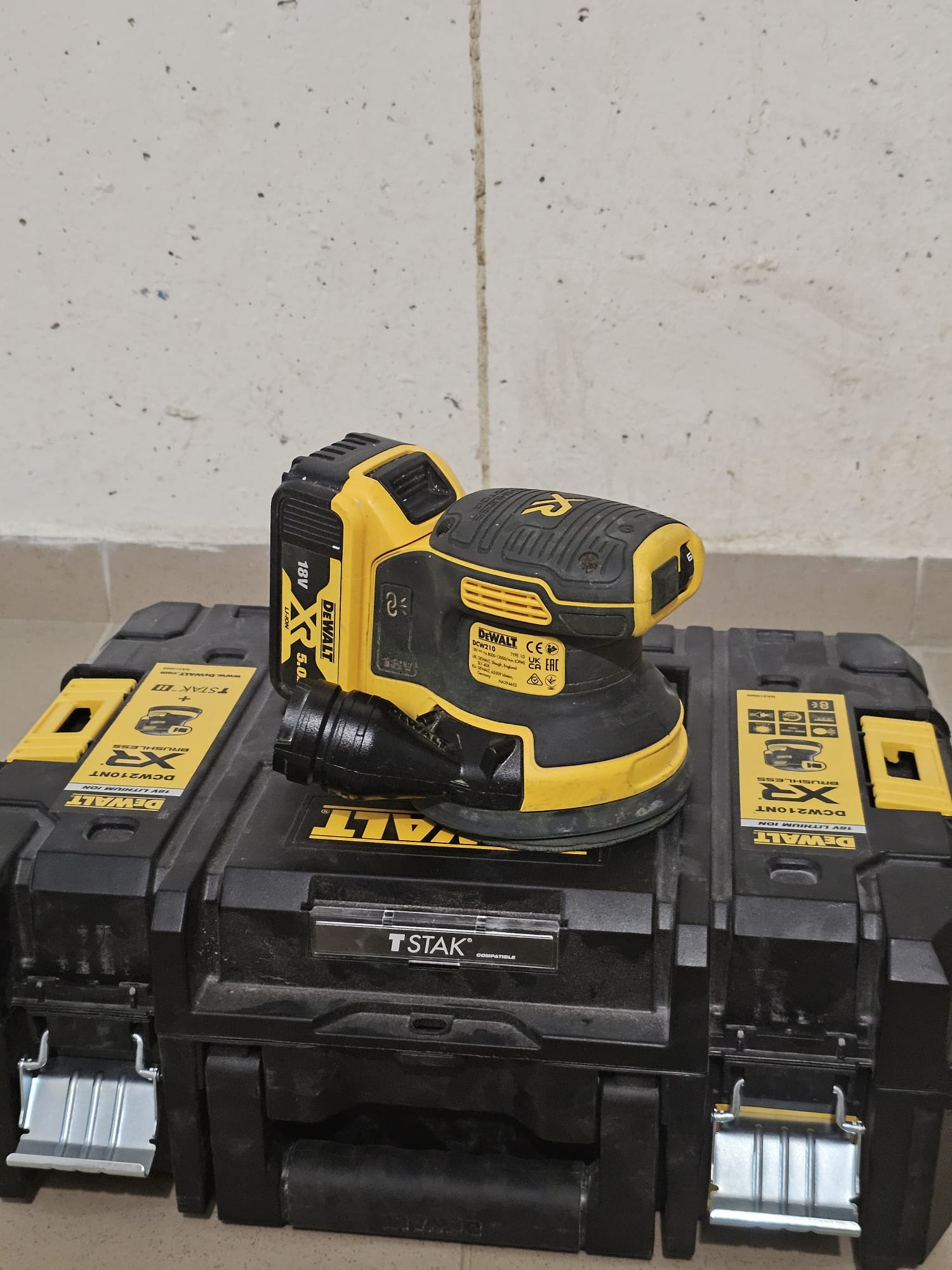 Excentrická brúska DeWalt DCW210NT