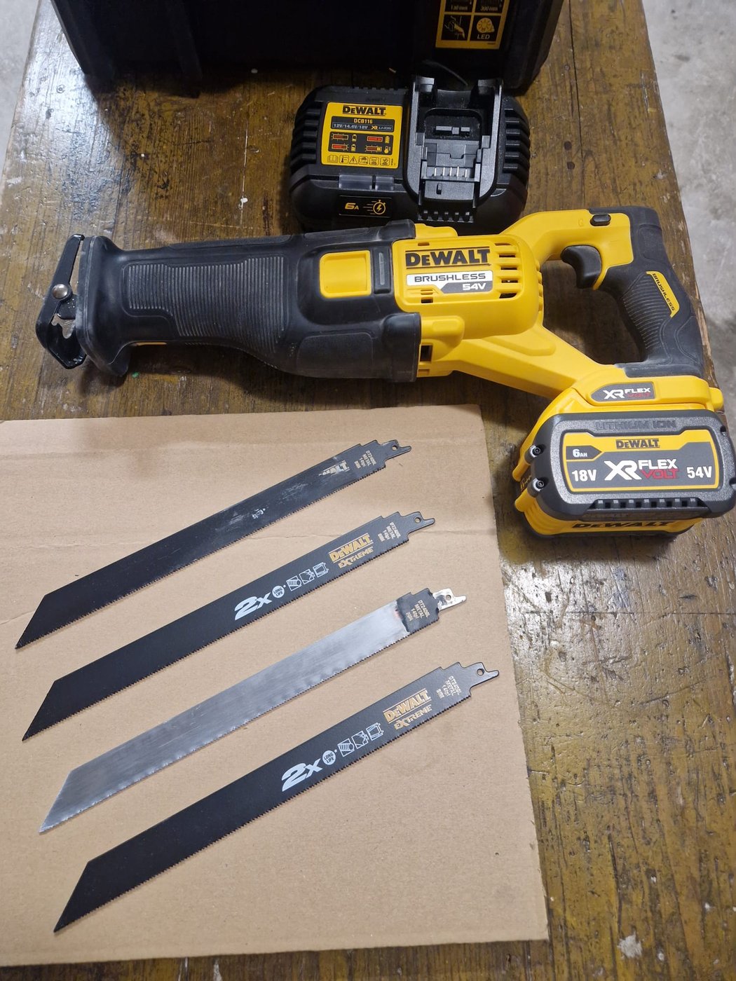 Akumulátorová chvostová píla DeWalt 54V FlexVolt Brushless (chvostovka)