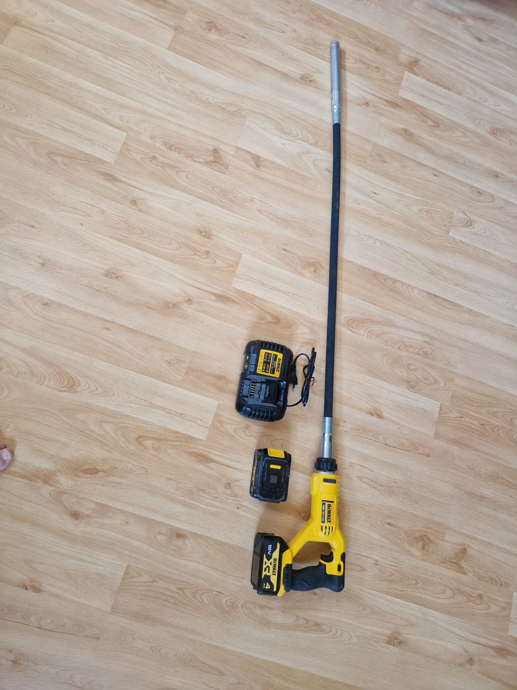 Akumulátorový vibrátor na betón DeWalt DCE531N