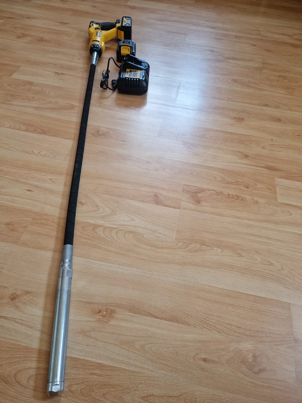 Akumulátorový vibrátor na betón DeWalt DCE531N