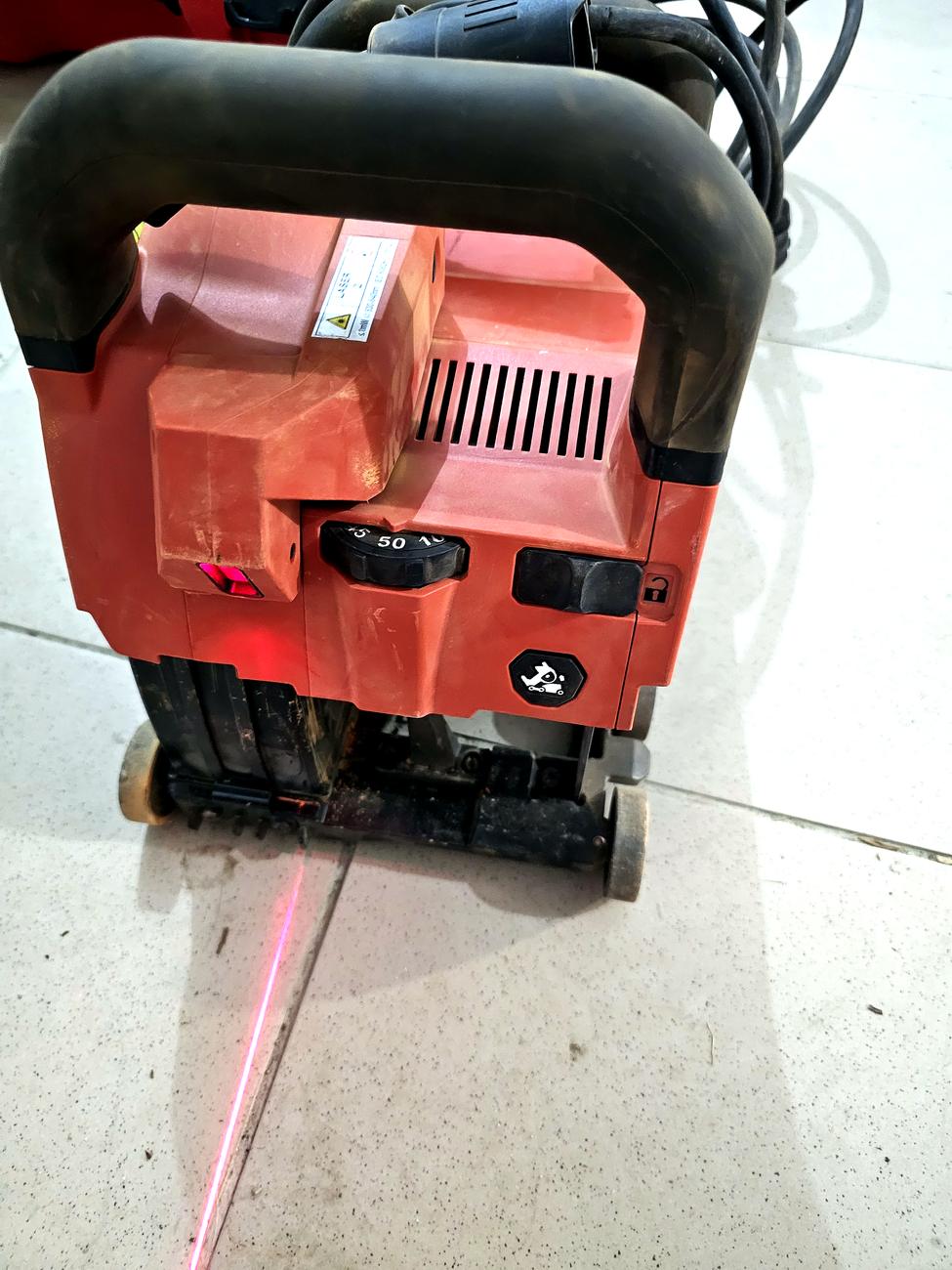 Drážkovacia fréza Hilti DCH 150-SL v akcii