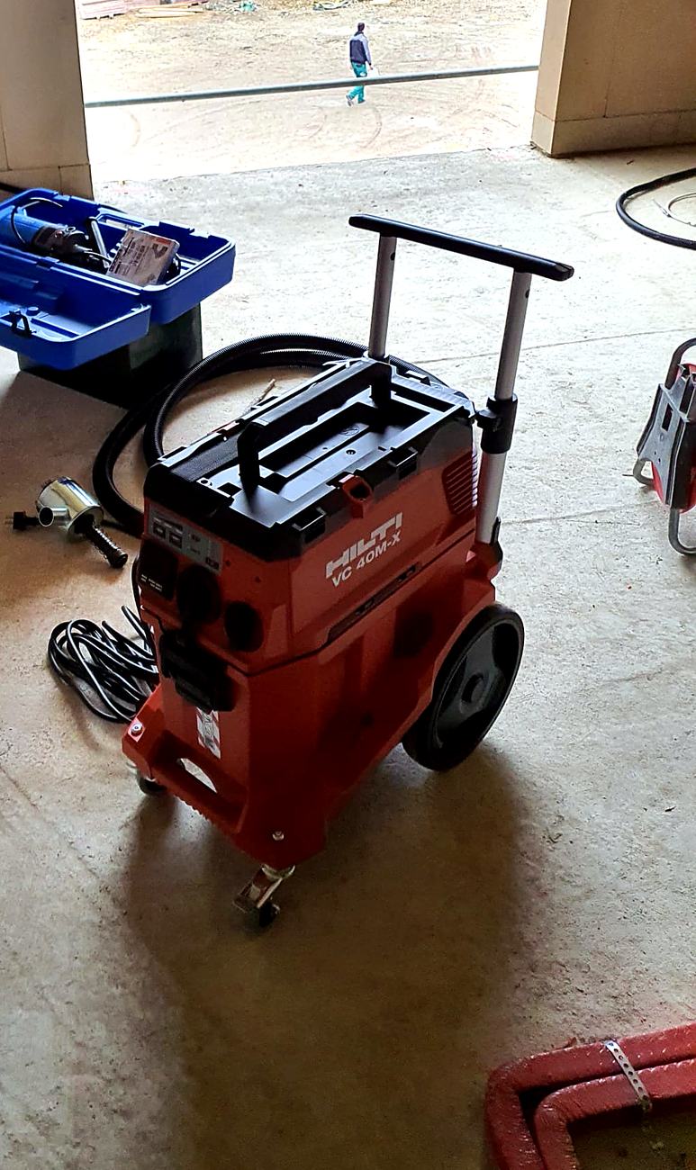 Priemyselný vysávač Hilti VC 40M-X na stavbe