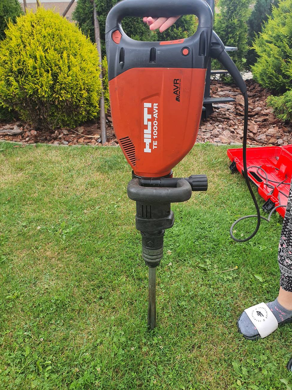 Búracie kladivo Hilti TE 1000-AVR postavené na tráve