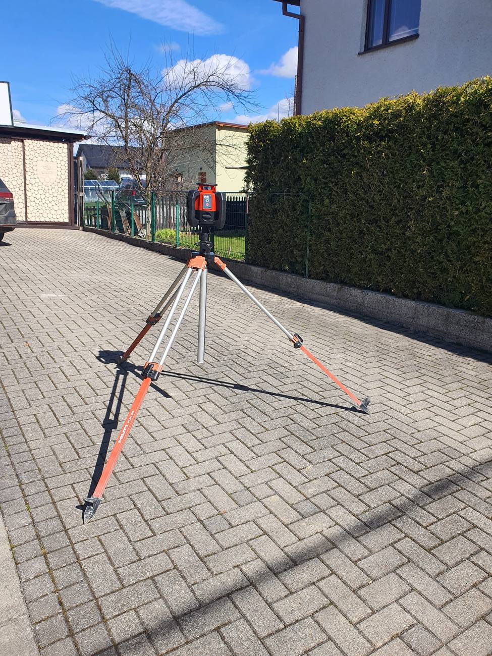 Rotačný laser Hilti PR 2-HS na statíve v teréne