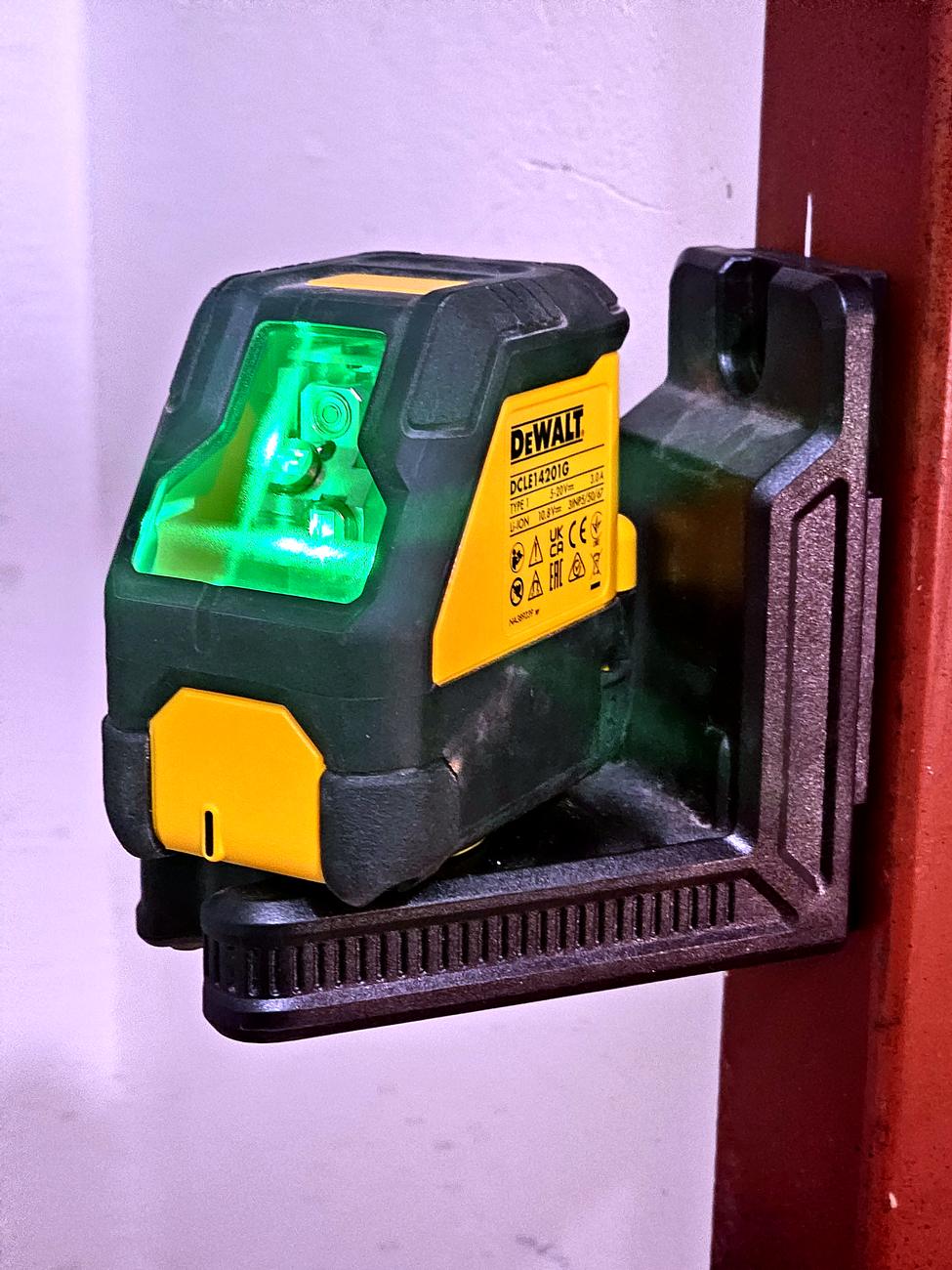Líniový laser DeWalt DCLE14201GB pripevnený na profile