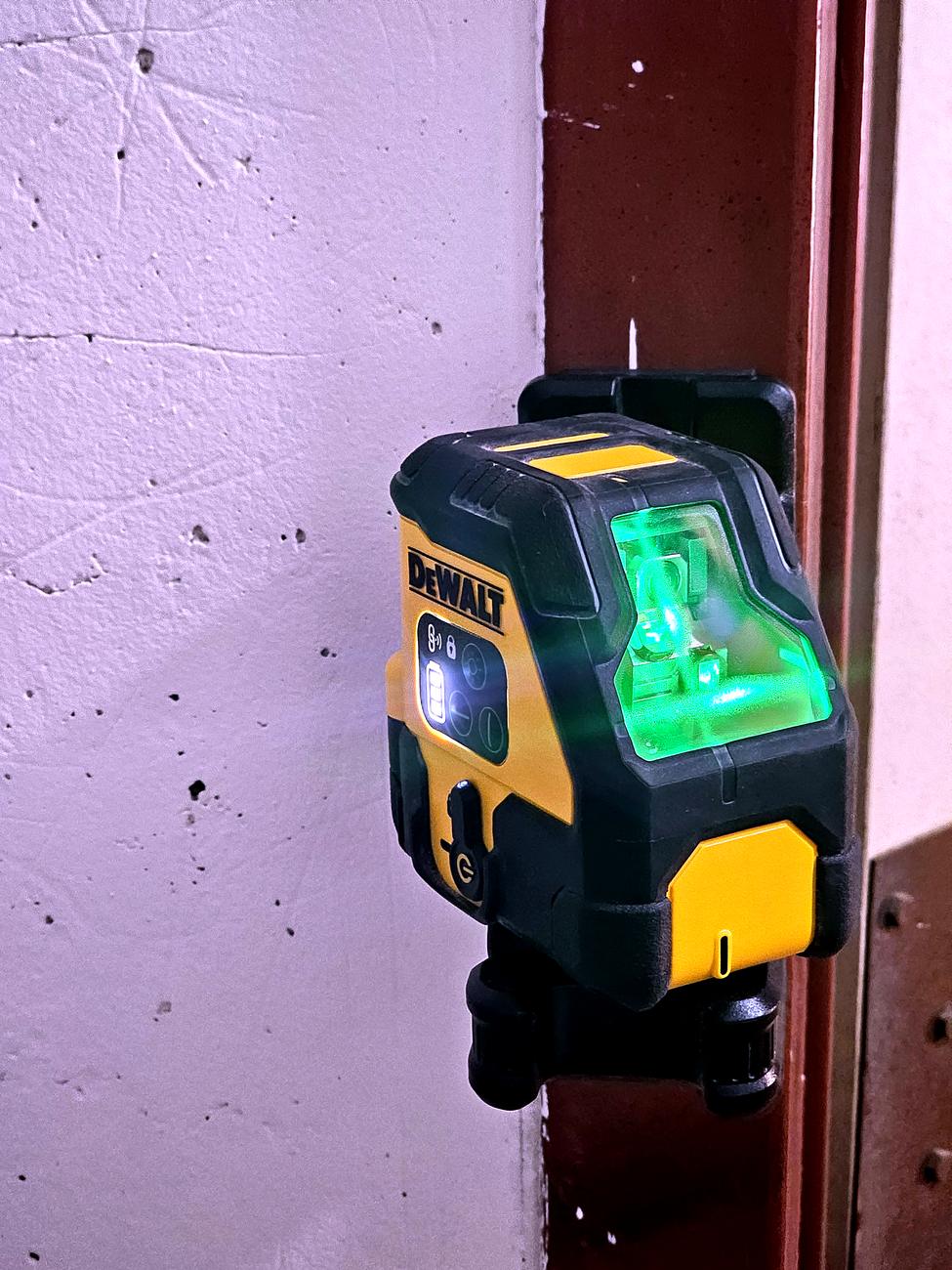 Líniový laser DeWalt DCLE14201GB so zeleným lúčom