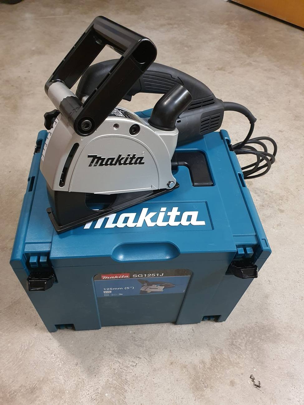 Drážkovacia fréza Makita SG1251J na kufri