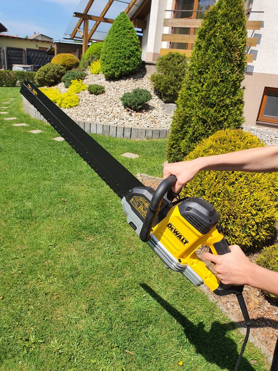 Aligátor píla DeWalt DWE397 pri práci
